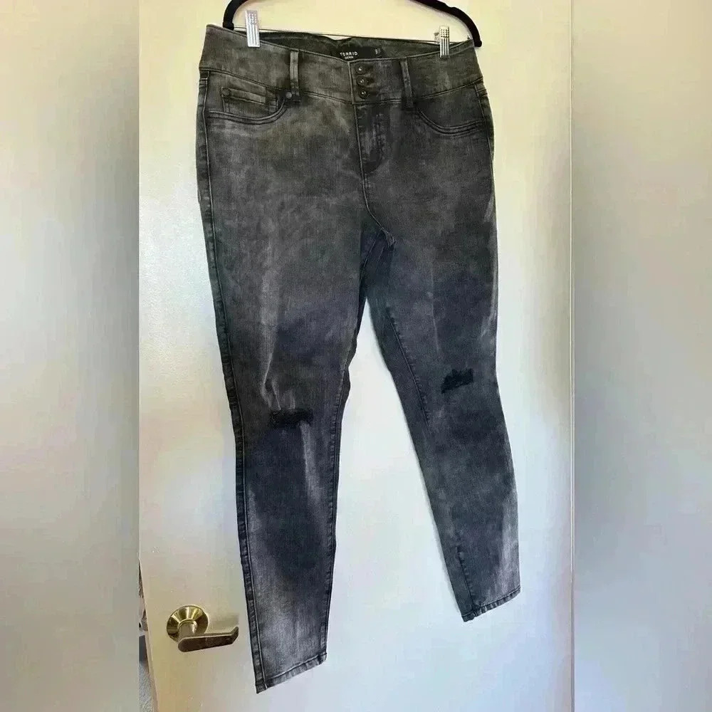 NWOT Never Worn Black Wash Jeans with Holes at the Knees by Torrid Size 14R
